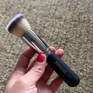 It cosmetics Flat Top Buffing Foundation Brush